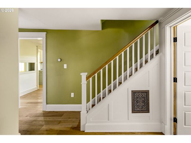319 S CENTER St, Oregon City, OR 97045