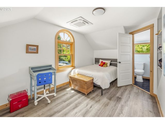 319 S CENTER St, Oregon City, OR 97045
