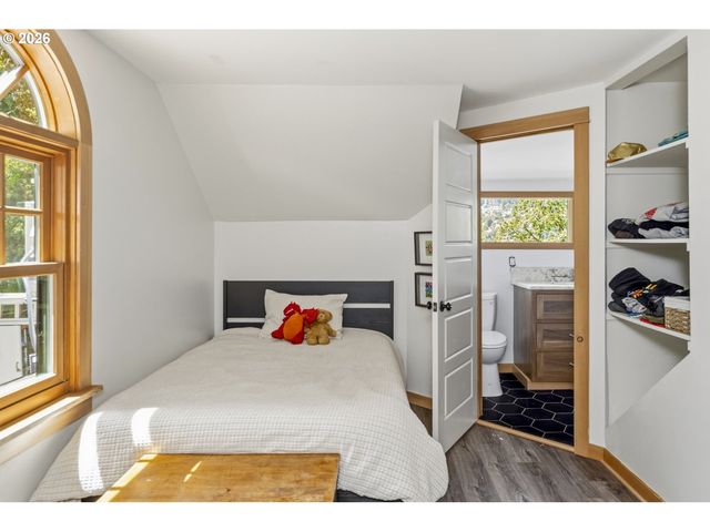 319 S CENTER St, Oregon City, OR 97045