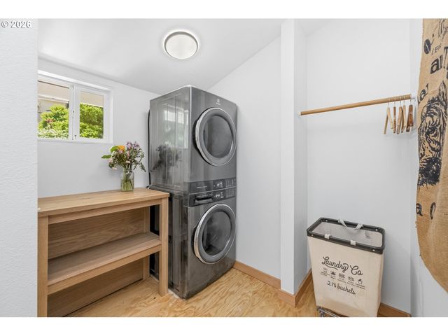 319 S CENTER St, Oregon City, OR 97045
