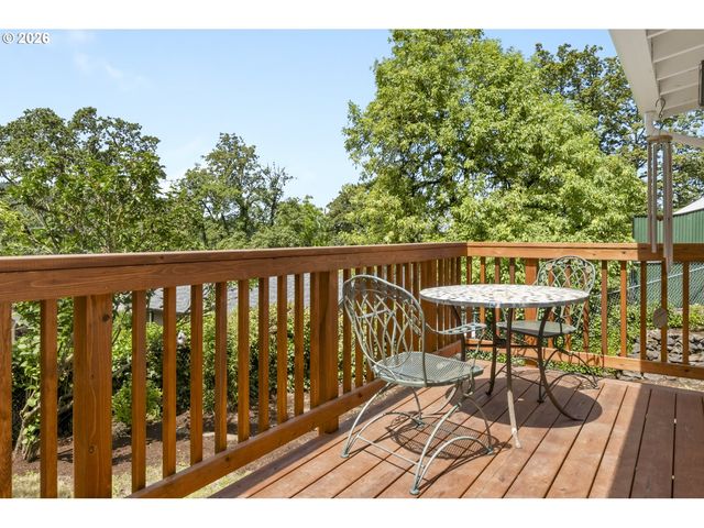 319 S CENTER St, Oregon City, OR 97045