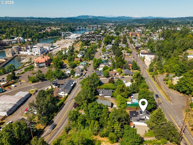 319 S CENTER St, Oregon City, OR 97045