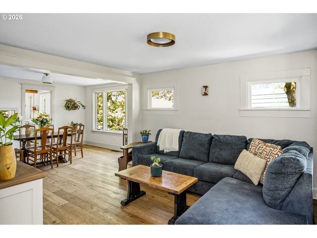 319 S CENTER St, Oregon City, OR 97045