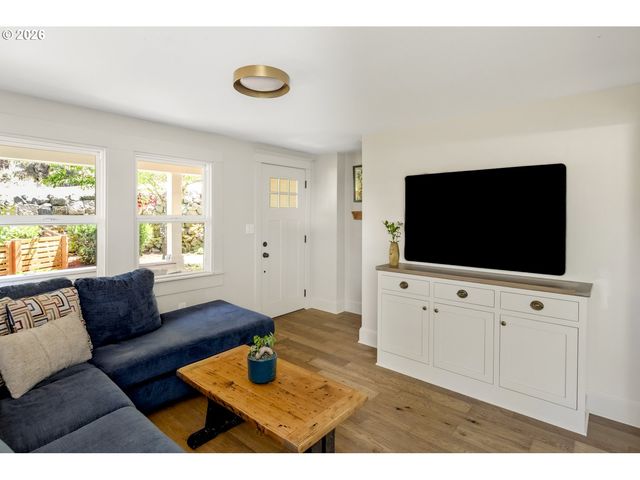 319 S CENTER St, Oregon City, OR 97045
