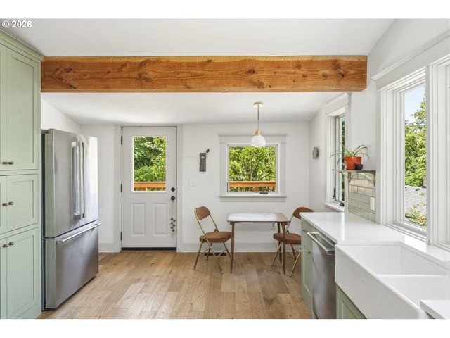 319 S CENTER St, Oregon City, OR 97045