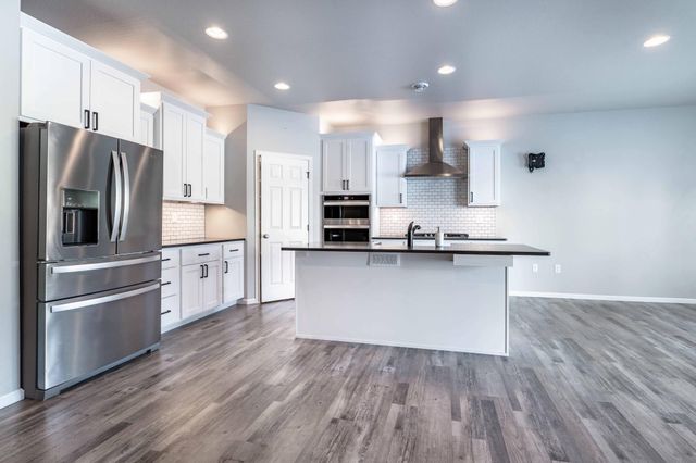 1052 50th Avenue W, West Fargo, ND 58078