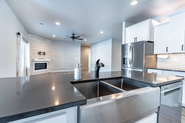 1052 50th Avenue W, West Fargo, ND 58078