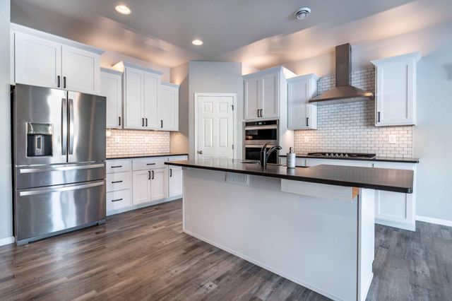 1052 50th Avenue W, West Fargo, ND 58078