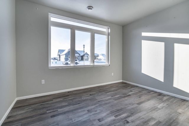 1052 50th Avenue W, West Fargo, ND 58078