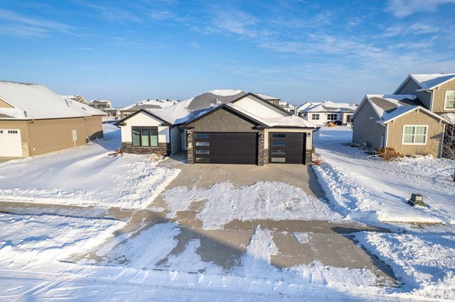 1052 50th Avenue W, West Fargo, ND 58078