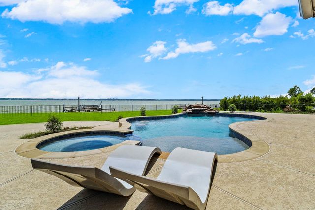 127 Bridgewater, Onalaska, TX 77360