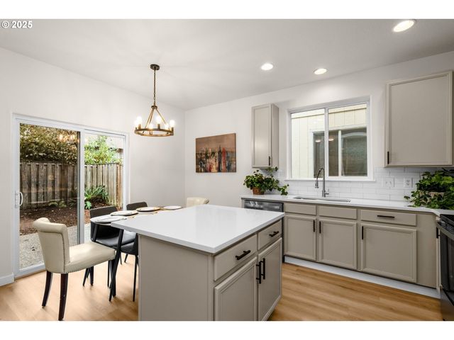 7544 Ne CATHERINE Ct, Hillsboro, OR 97124