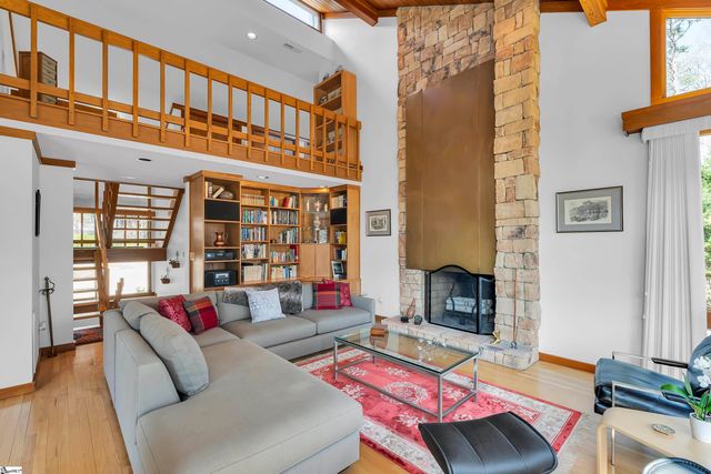 122 Woodland Lane, Simpsonville, SC 29681