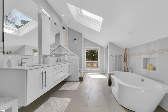 122 Woodland Lane, Simpsonville, SC 29681