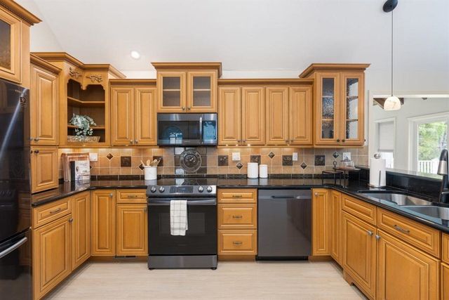 16 Locke Mill Drive, Litchfield, NH 03052
