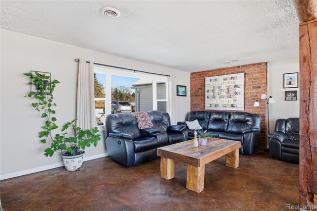 68991 Mound Road, Washington Township, MI 48095