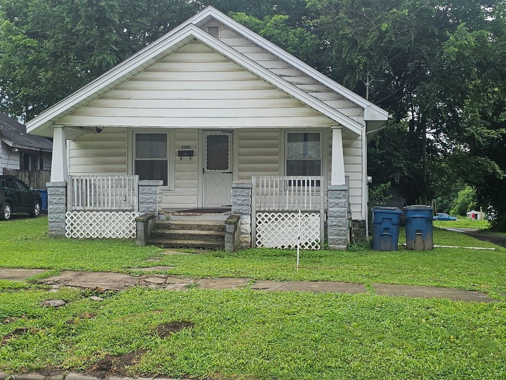 Image 1 of property listing at 2207 Casey Avenue, Mt Vernon, IL 62864