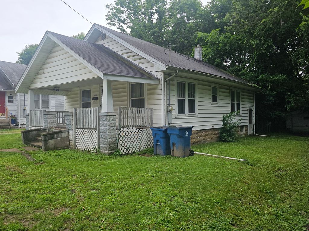 Image 2 of property listing at 2207 Casey Avenue, Mt Vernon, IL 62864