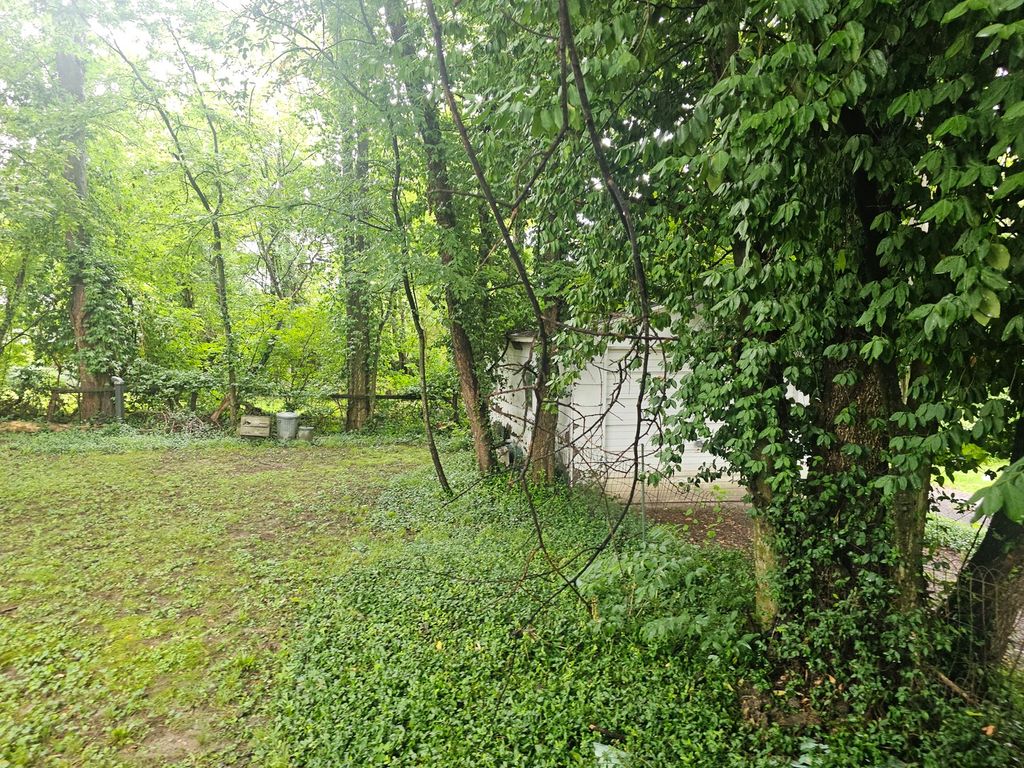Image 4 of property listing at 2207 Casey Avenue, Mt Vernon, IL 62864