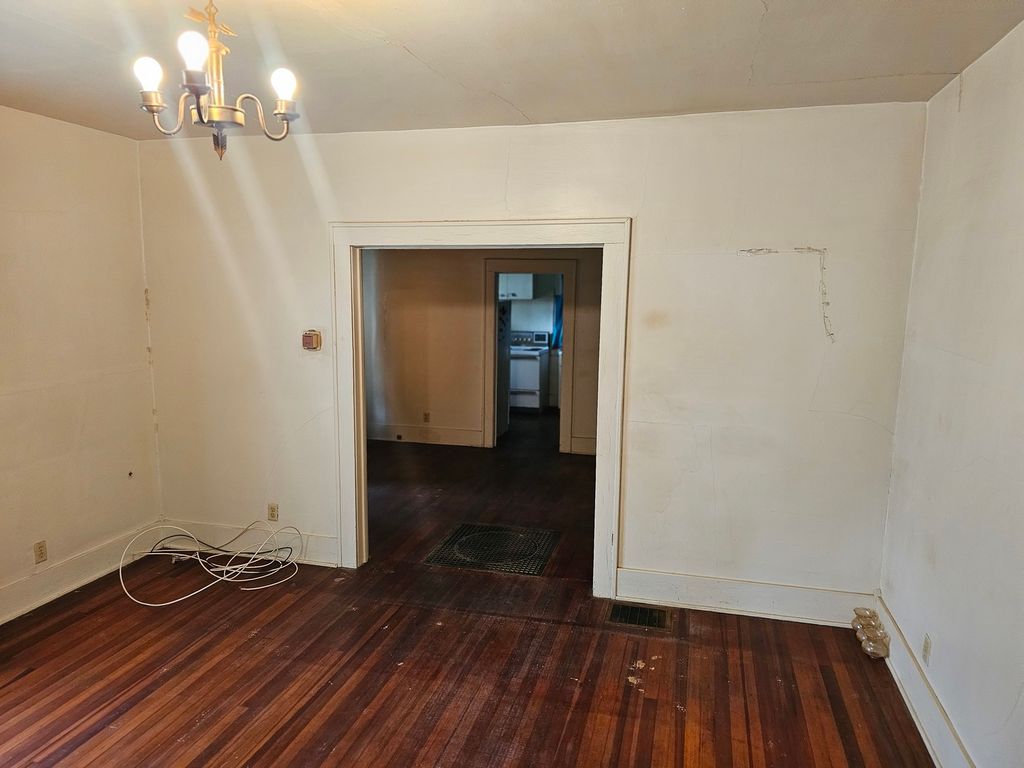 Image 5 of property listing at 2207 Casey Avenue, Mt Vernon, IL 62864