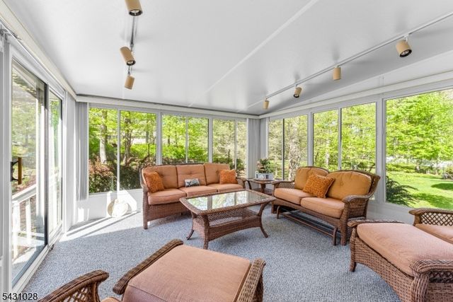 20 E Circuit Dr, Roxbury Twp., NJ 07876