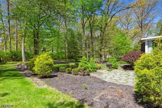 20 E Circuit Dr, Roxbury Twp., NJ 07876