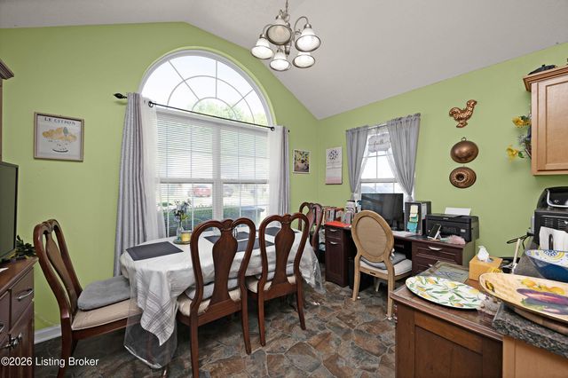 6227 Valley Forest Dr, Louisville, KY 40219