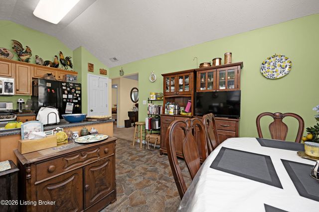 6227 Valley Forest Dr, Louisville, KY 40219