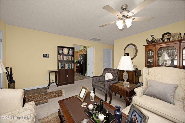 6227 Valley Forest Dr, Louisville, KY 40219