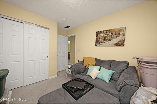 6227 Valley Forest Dr, Louisville, KY 40219