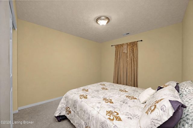 6227 Valley Forest Dr, Louisville, KY 40219