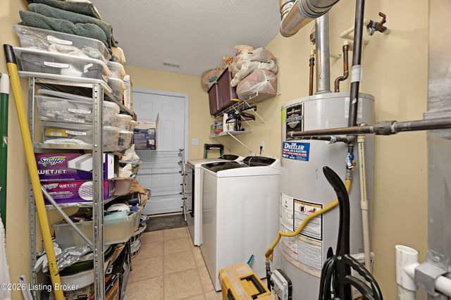 6227 Valley Forest Dr, Louisville, KY 40219
