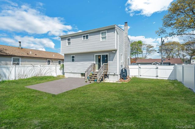 18 Pennwood Drive, Mastic Beach, NY 11951