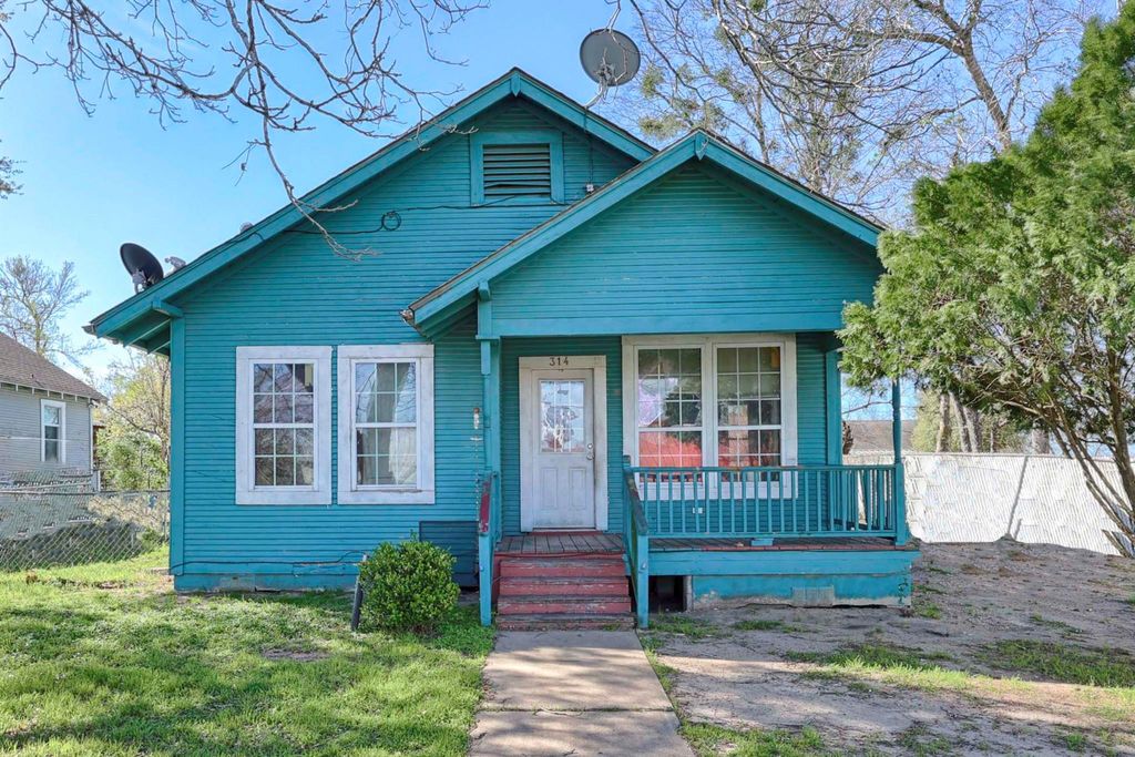 314 Baumgarten Street, Schulenburg, TX 78956