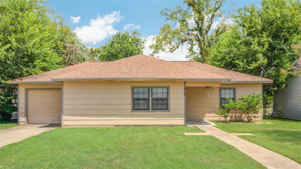 513 Farrer Street, Angleton, TX 77515