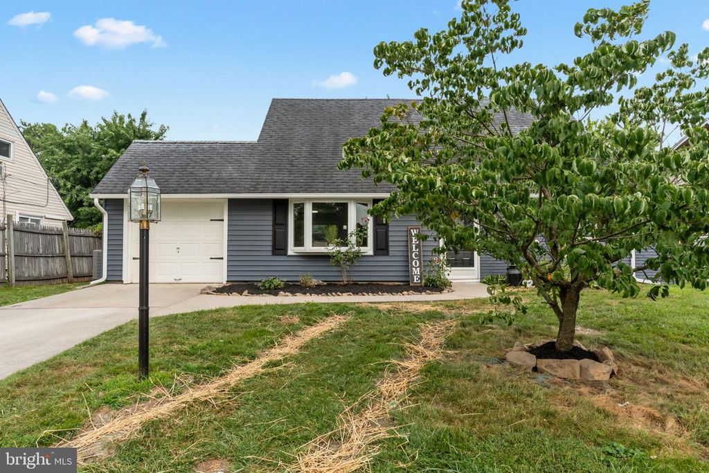 14 IRIS RD, Levittown, PA 19057