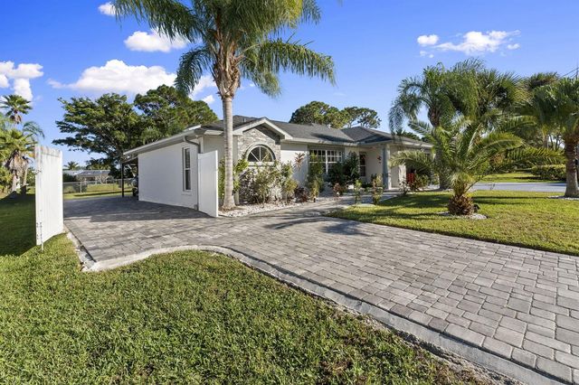 2471 SE Leithgow Street, Port St. Lucie, FL 34952