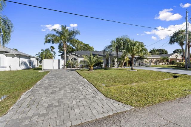 2471 SE Leithgow Street, Port St. Lucie, FL 34952