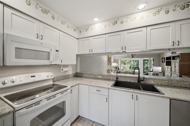 3266 SANDLEHEATH 51, Sarasota, FL 34235