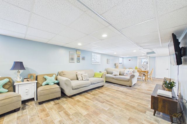 7 Coolidge St, Dartmouth, MA 02748