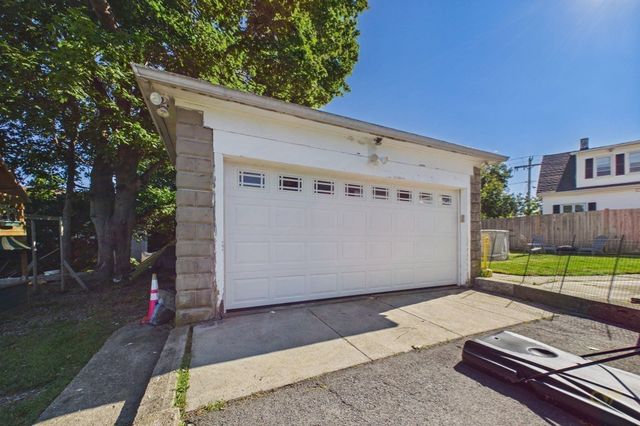 7 Coolidge St, Dartmouth, MA 02748