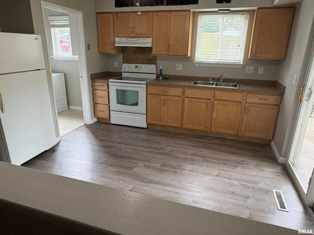 3409 N CALIFORNIA Avenue B, Peoria, IL 61603