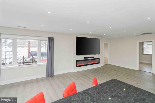 137 IDLEWILD RD, Levittown, PA 19057