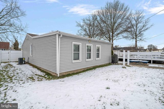 137 IDLEWILD RD, Levittown, PA 19057