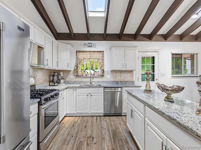 17361 W Outer Drive, Dearborn Heights, MI 48127