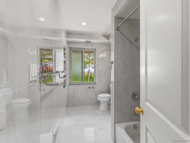 17361 W Outer Drive, Dearborn Heights, MI 48127