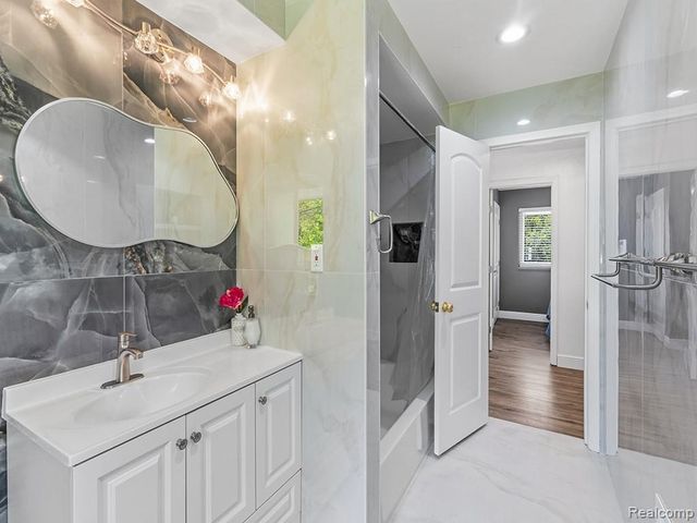17361 W Outer Drive, Dearborn Heights, MI 48127