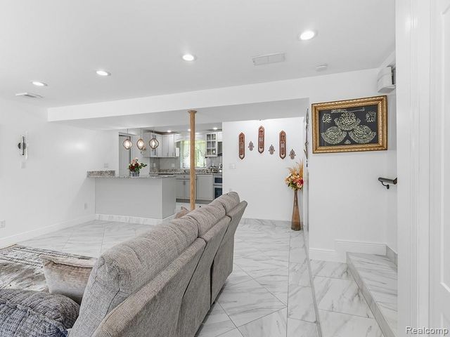 17361 W Outer Drive, Dearborn Heights, MI 48127