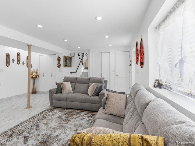 17361 W Outer Drive, Dearborn Heights, MI 48127