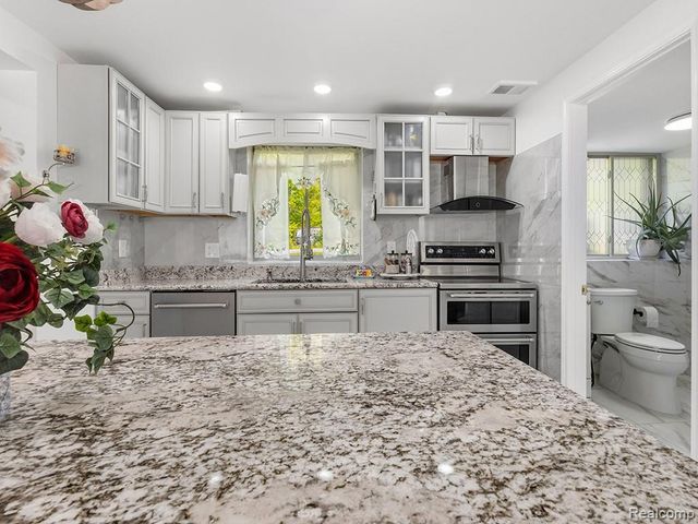 17361 W Outer Drive, Dearborn Heights, MI 48127